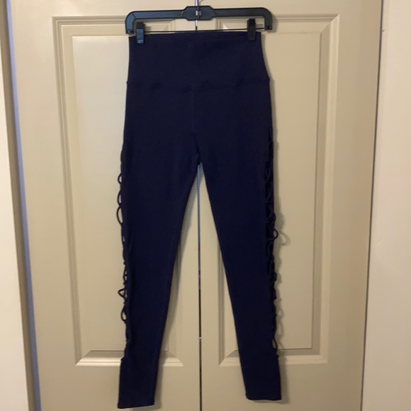 Alo Yoga | HW Interlace Legging in Rich Navy - Picture 5 of 7